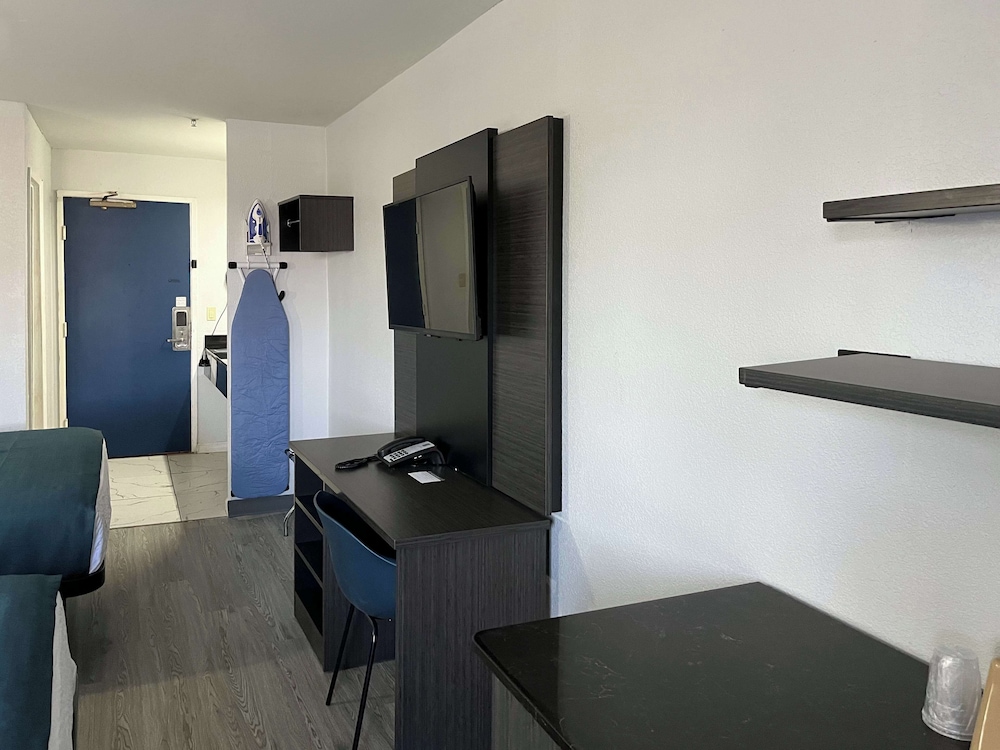 Studio6 Suites Delano, CA 40/40