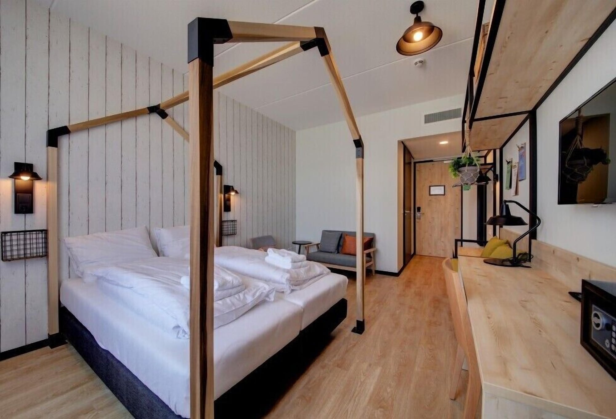 Greenhouse, Twin Beds