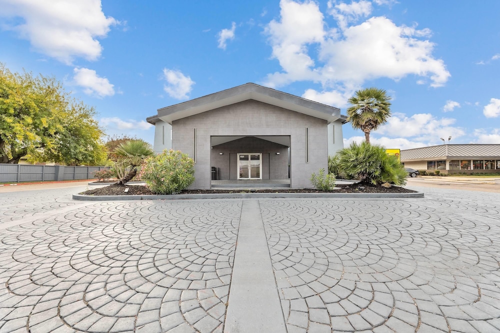 Super 8 by Wyndham Texas City 43/50