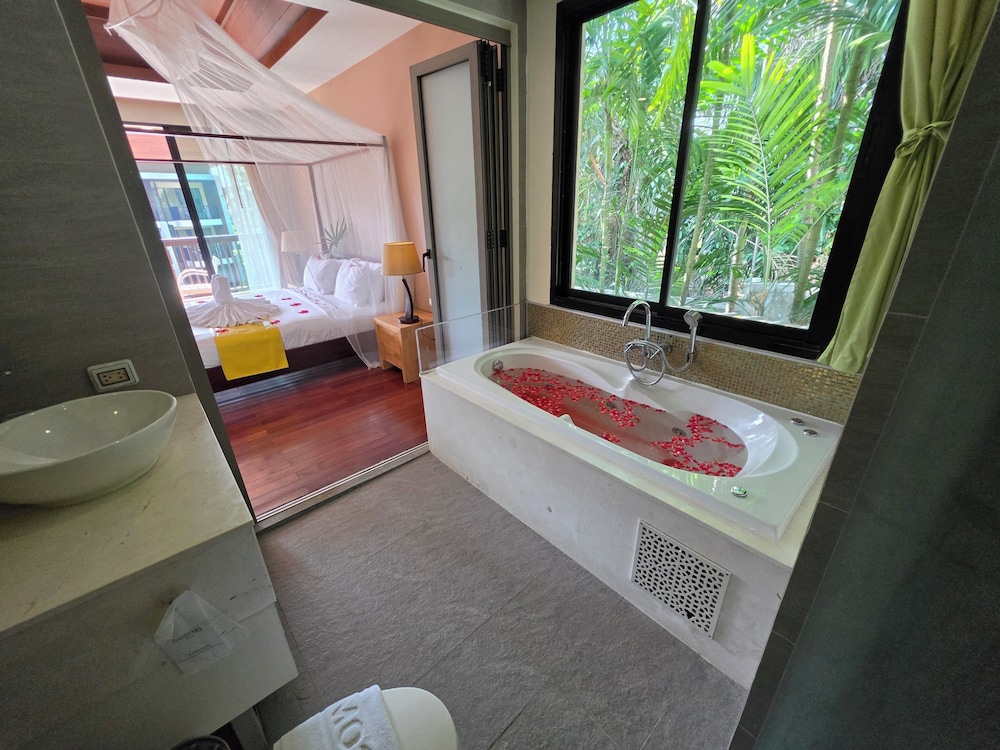 HULA HULA RESORT l truly tropical and fun wellness 90/90