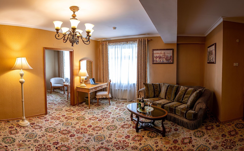 The Continental Hotel 30/50