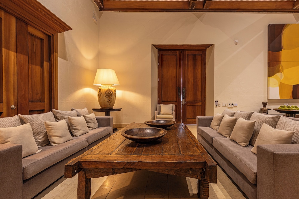 Ananda Hotel Boutique 51/70
