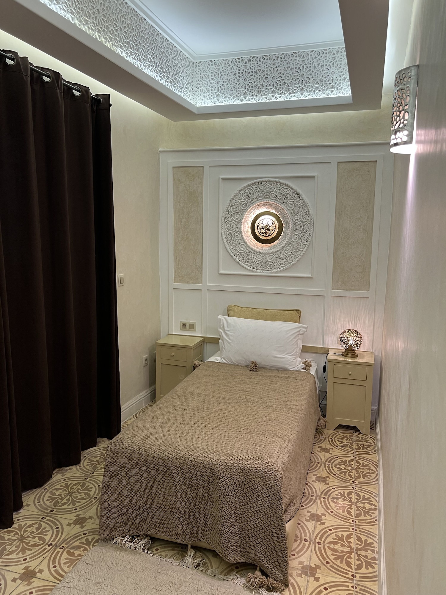 ROOM, SINGLE