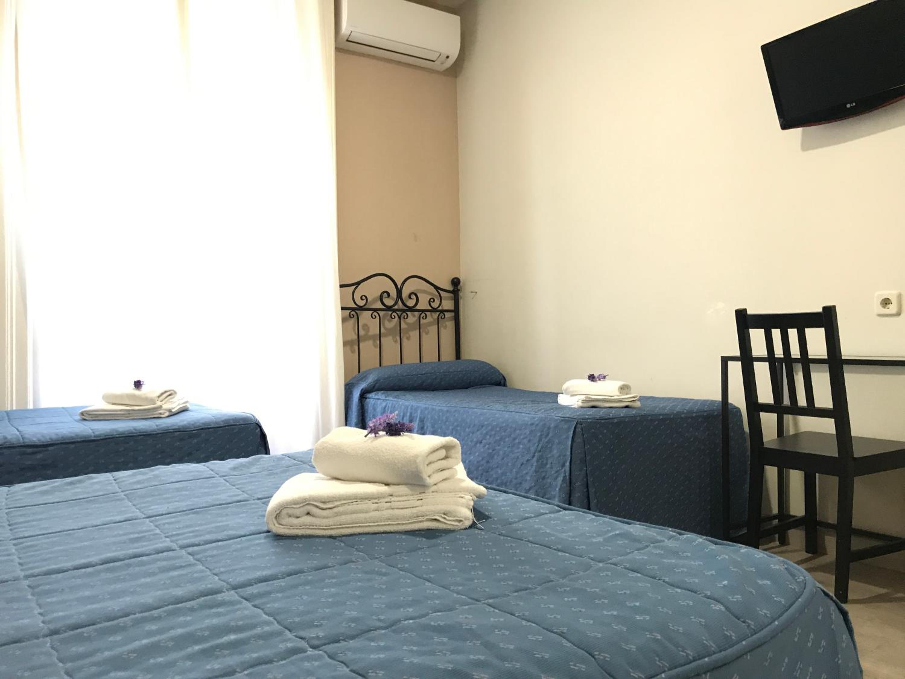 Room, Quadruple, Double and Twin Beds, Hostal El Pilar 2/3