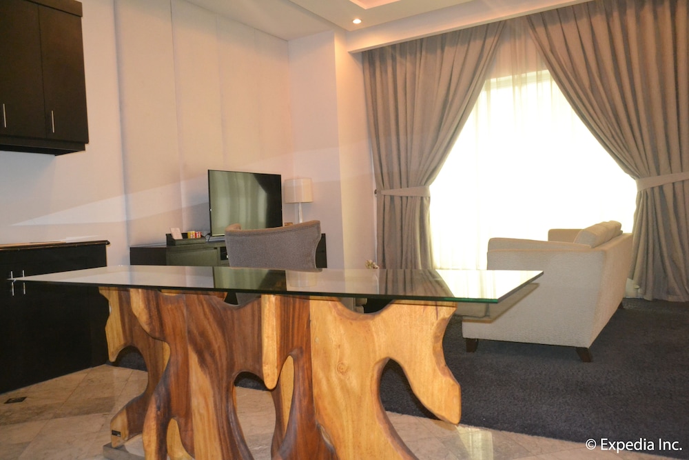 The Penthouse Hotel 32/50