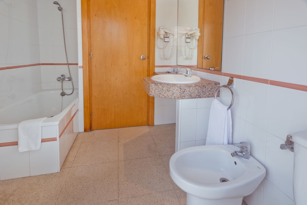 غرفة ثلاثية، GHT Balmes Hotel, Aparthotel & Splash 8/10