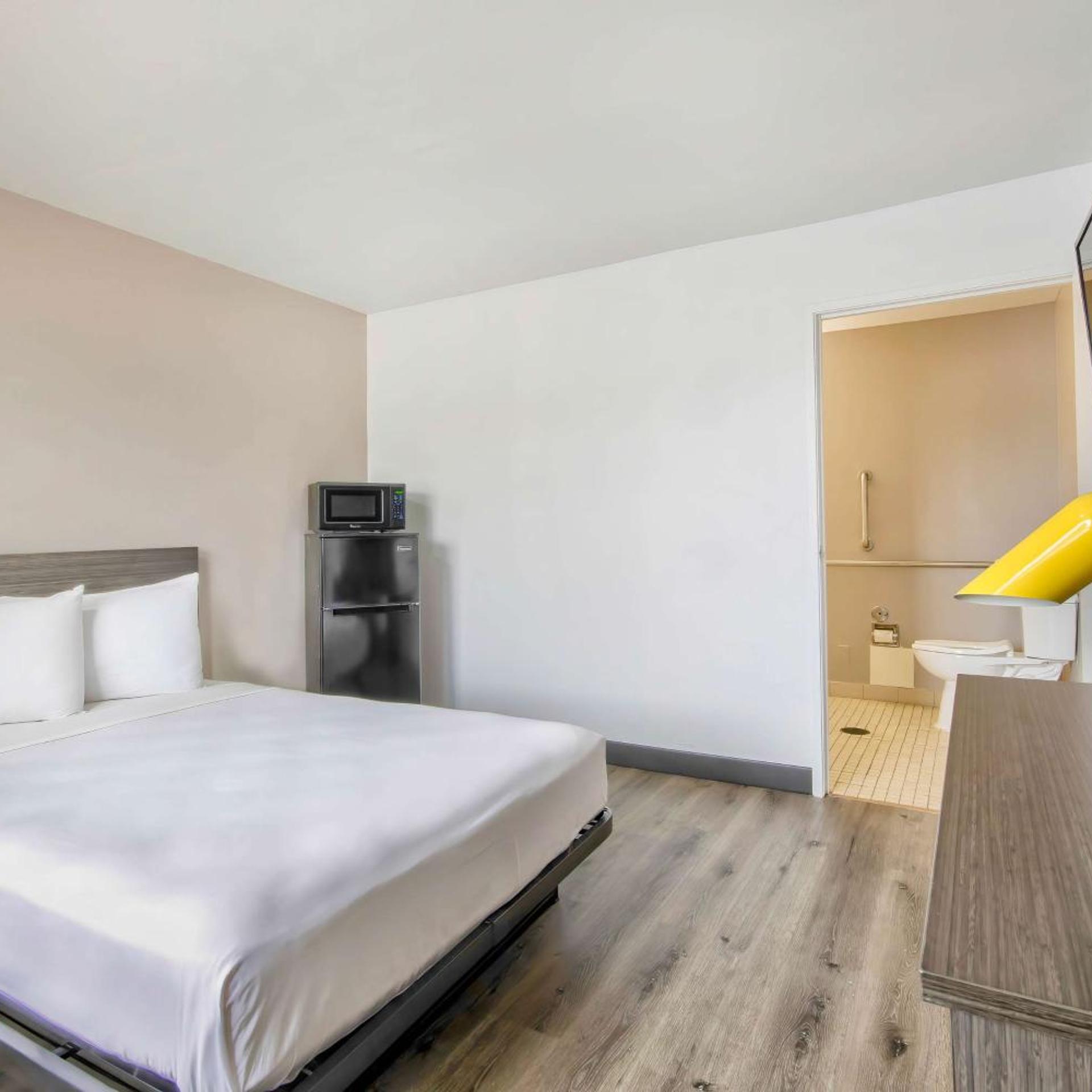 ROOM, QUEEN BED