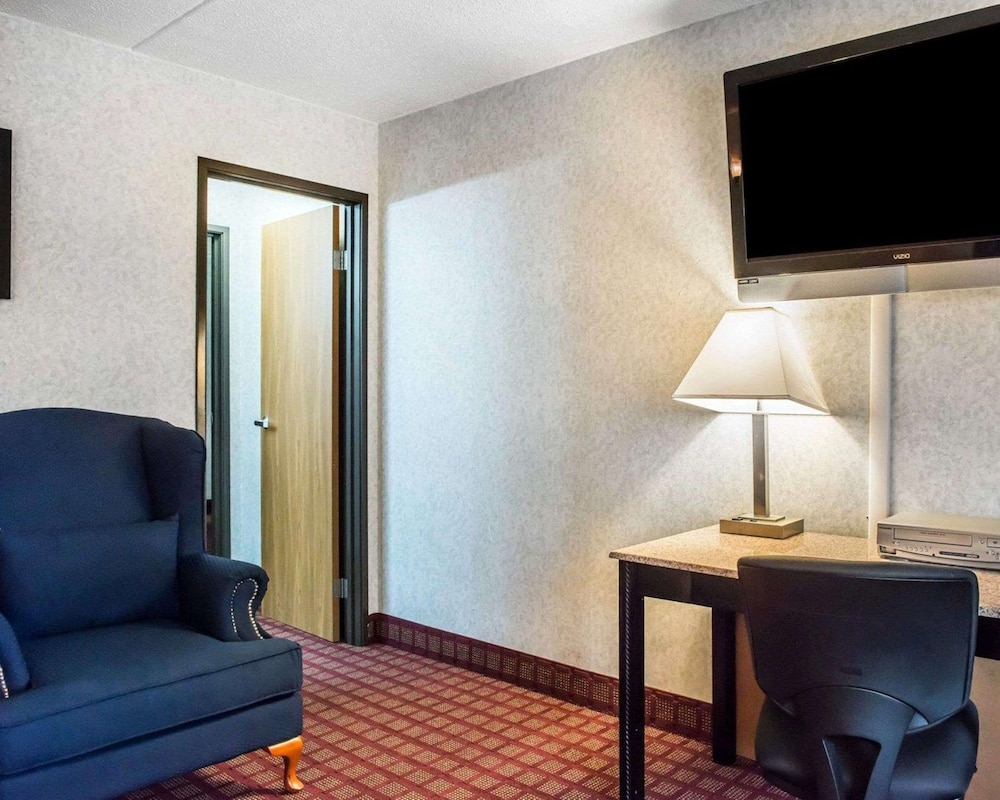 Quality Inn & Suites Gibsonia - Pittsburgh North PA 62/68