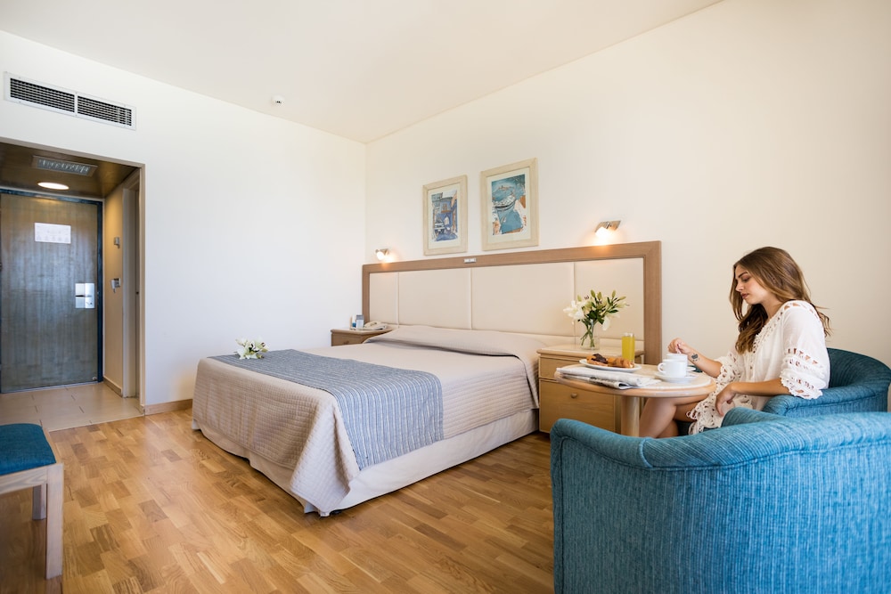 Golden Coast Beach Hotel 13/50