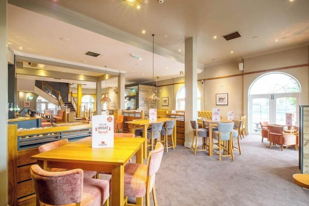 Premier Inn Manchester Salford Quays 30/47