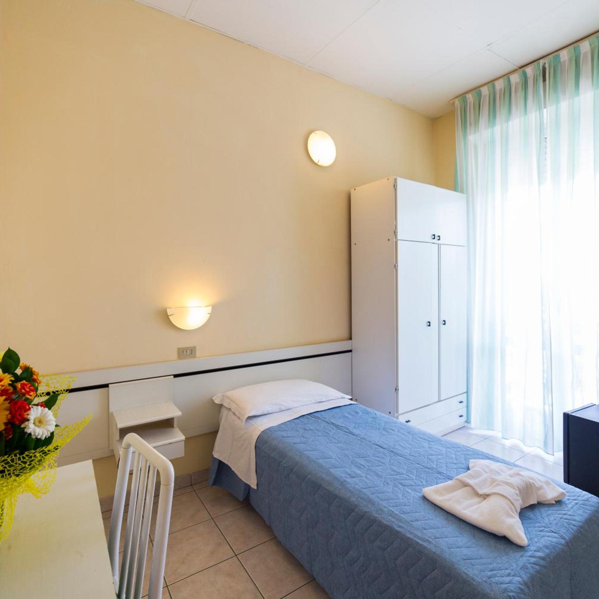 ROOM, SINGLE
