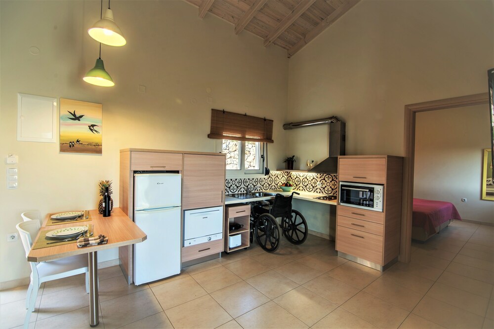 Aksos suites Accessible Accommodation 6/44