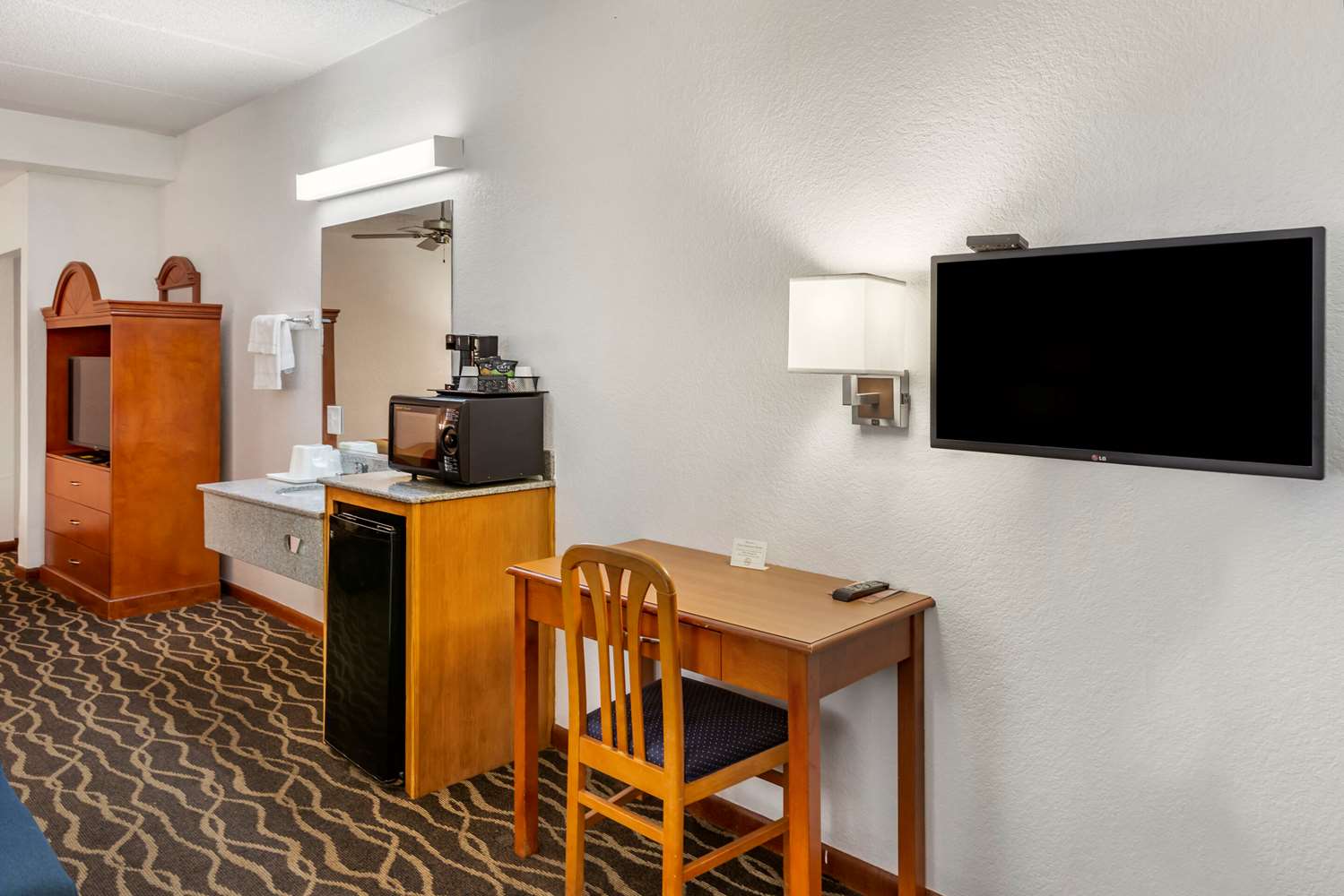 Econo Lodge Inn & Suites Albany North 40/41