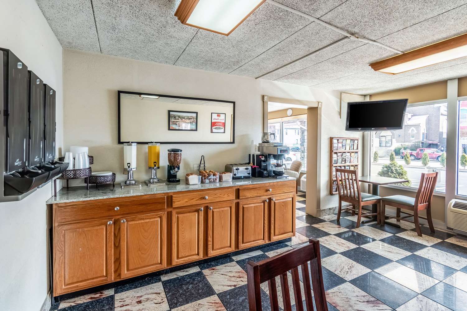 Econo Lodge Zanesville, OH 8/8