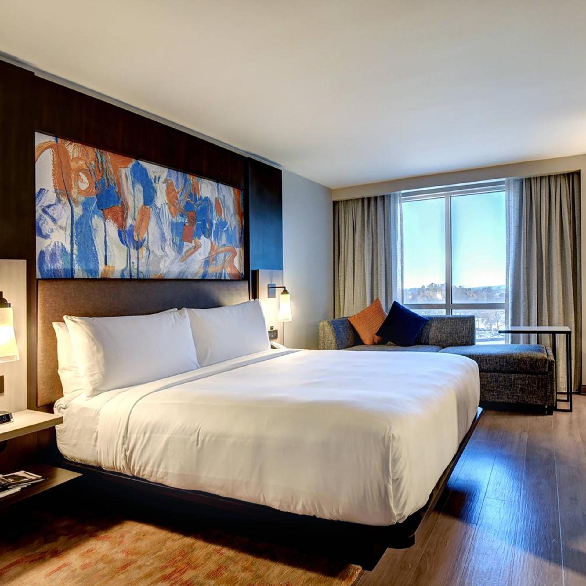 Room, King Bed, Sofa, Bathtub, Concierge Level, Accessible
