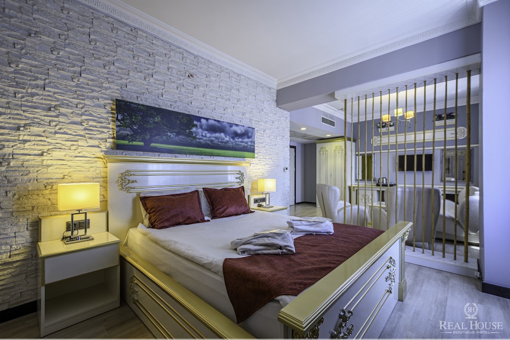 Real House Hotel 2/15