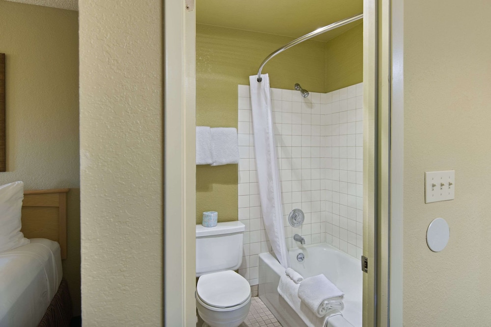 Oxnard Inn Lancaster, CA 55/59
