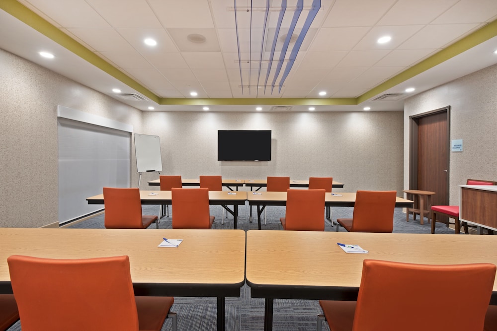 Holiday Inn Express & Suites UNIONTOWN 48/54