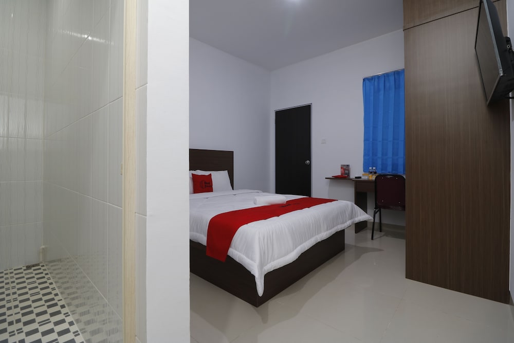 RedDoorz Plus near Kepri Mall 6/44