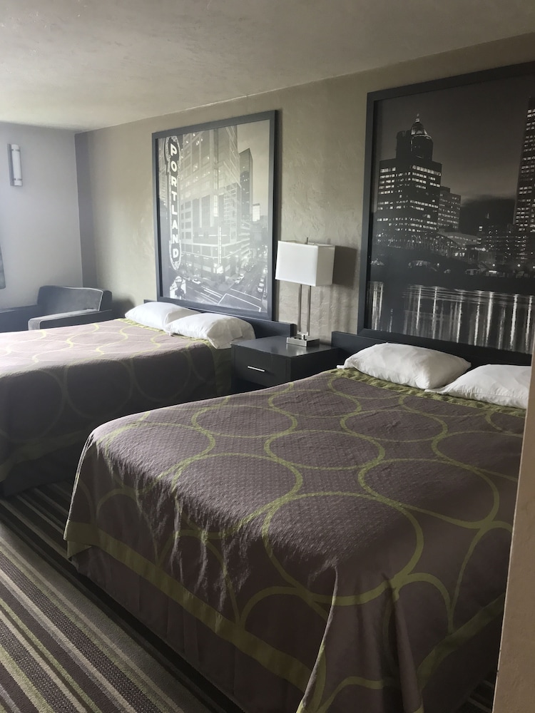 Super 8 by Wyndham Portland Airport 10/23