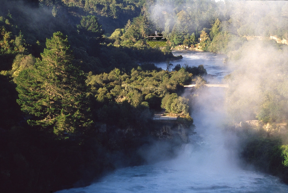 HUKA LODGE 52/66