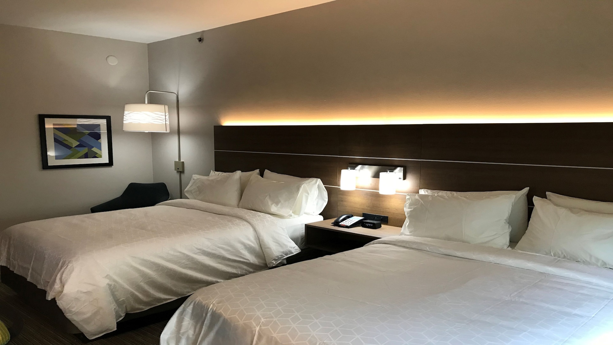 STANDARD, 2 QUEEN BEDS