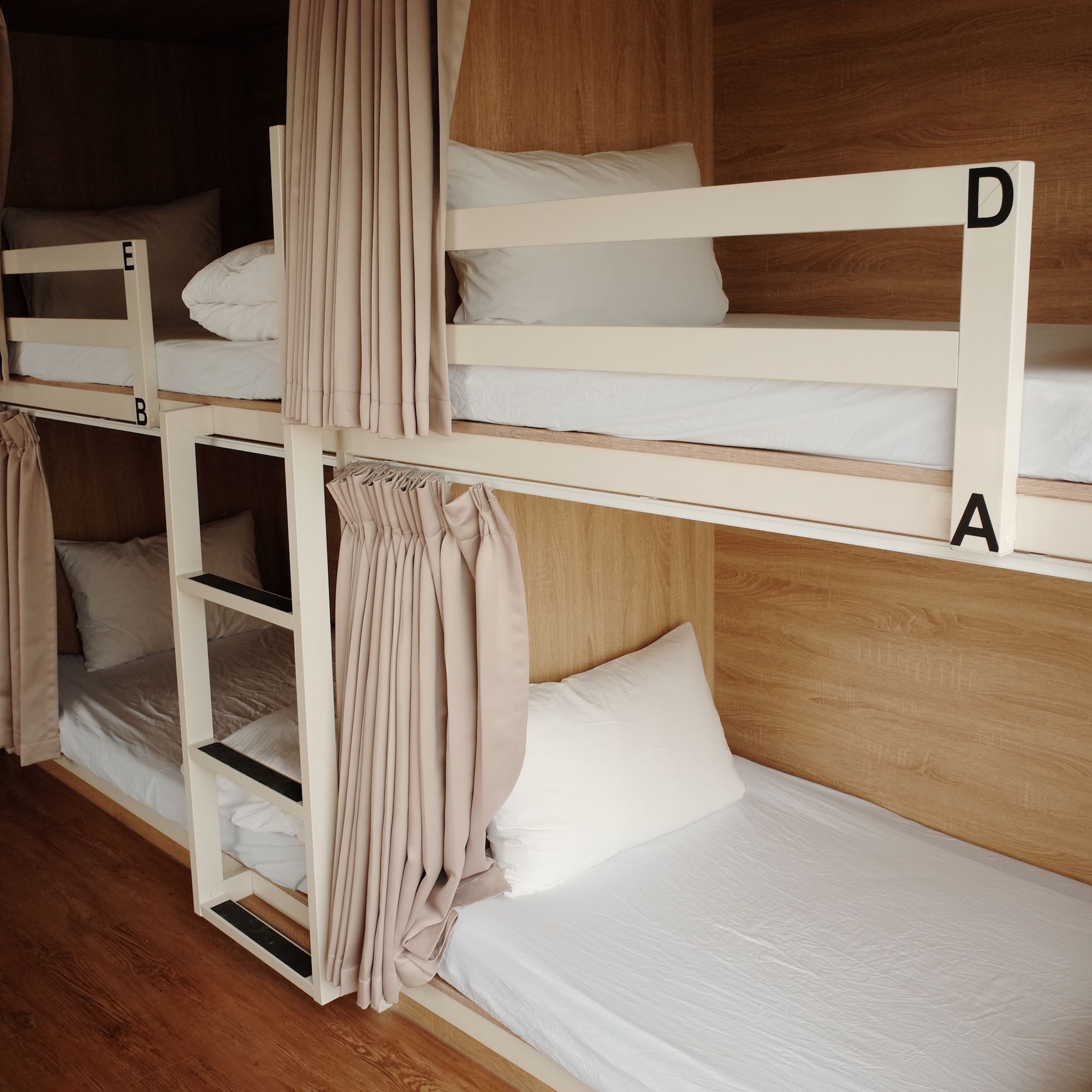 FEMALE DORM, FEMALE ONLY, 8 PEOPLE