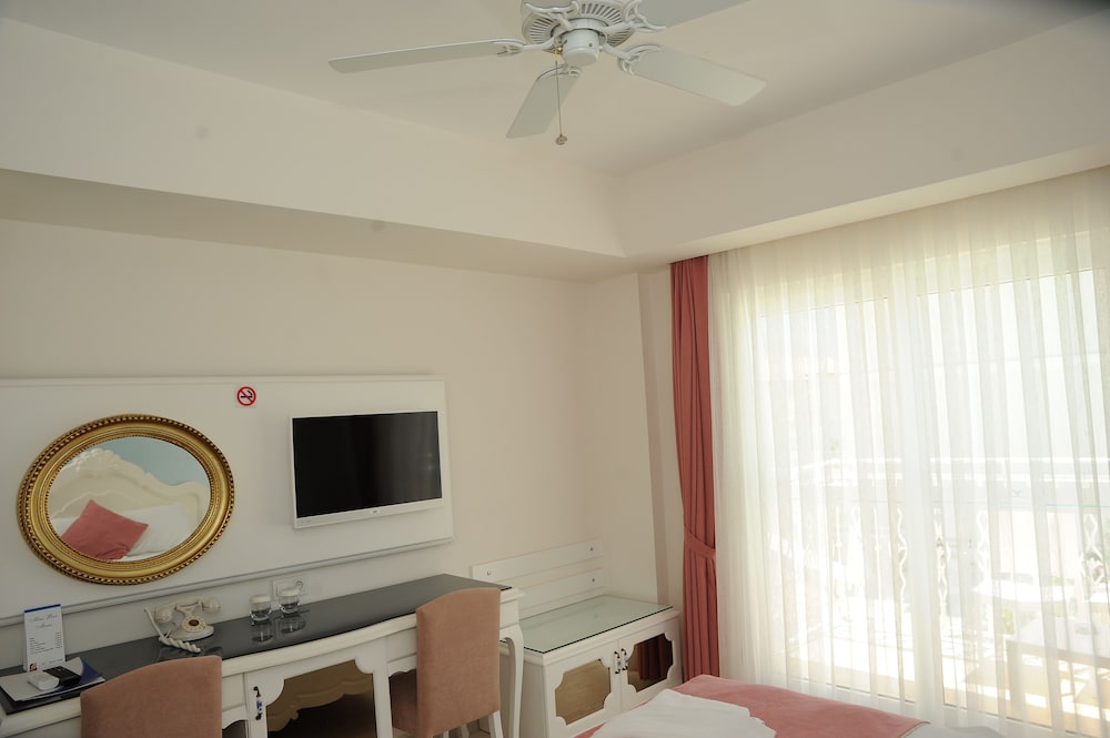 Montebello Deluxe Hotel 44/49