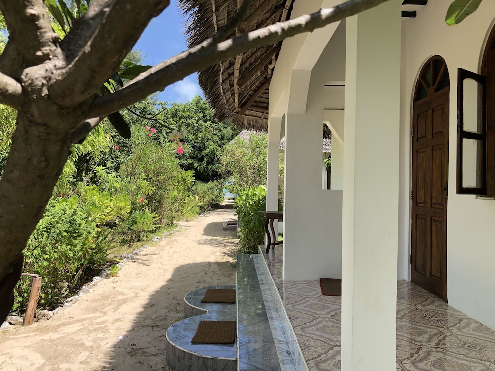 Blue Earth Beach Bungalows 60/72