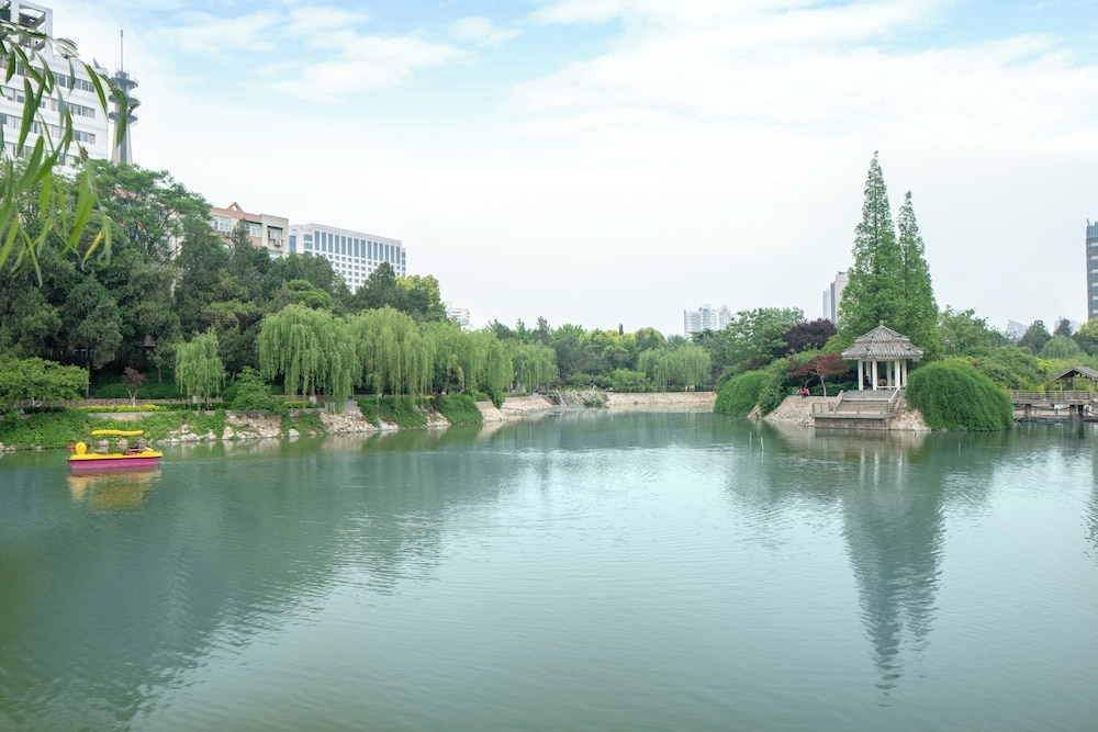 HOLIDAY INN ZHENGZHOU 66/69