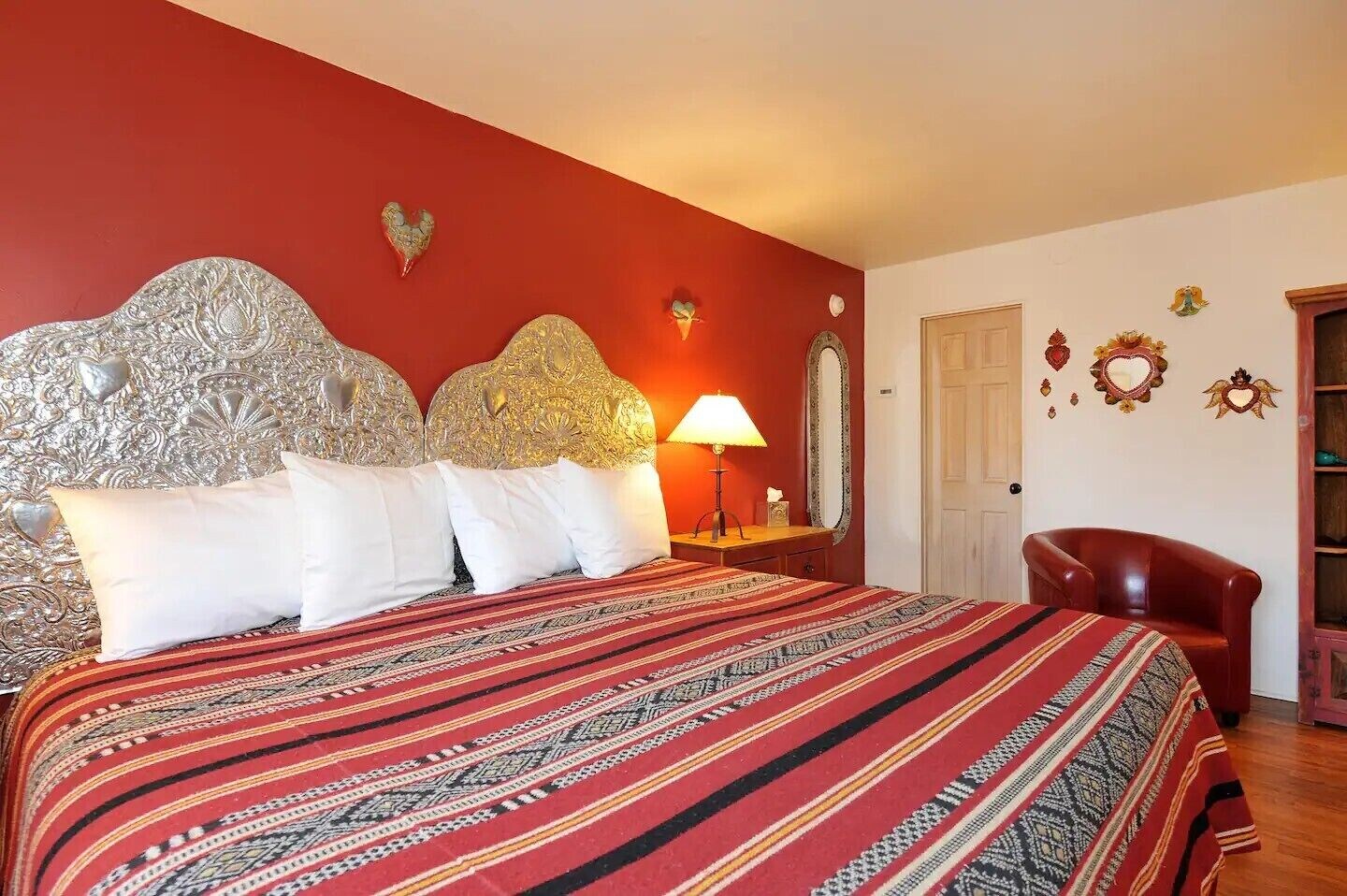 ROMANTIC, KING BED