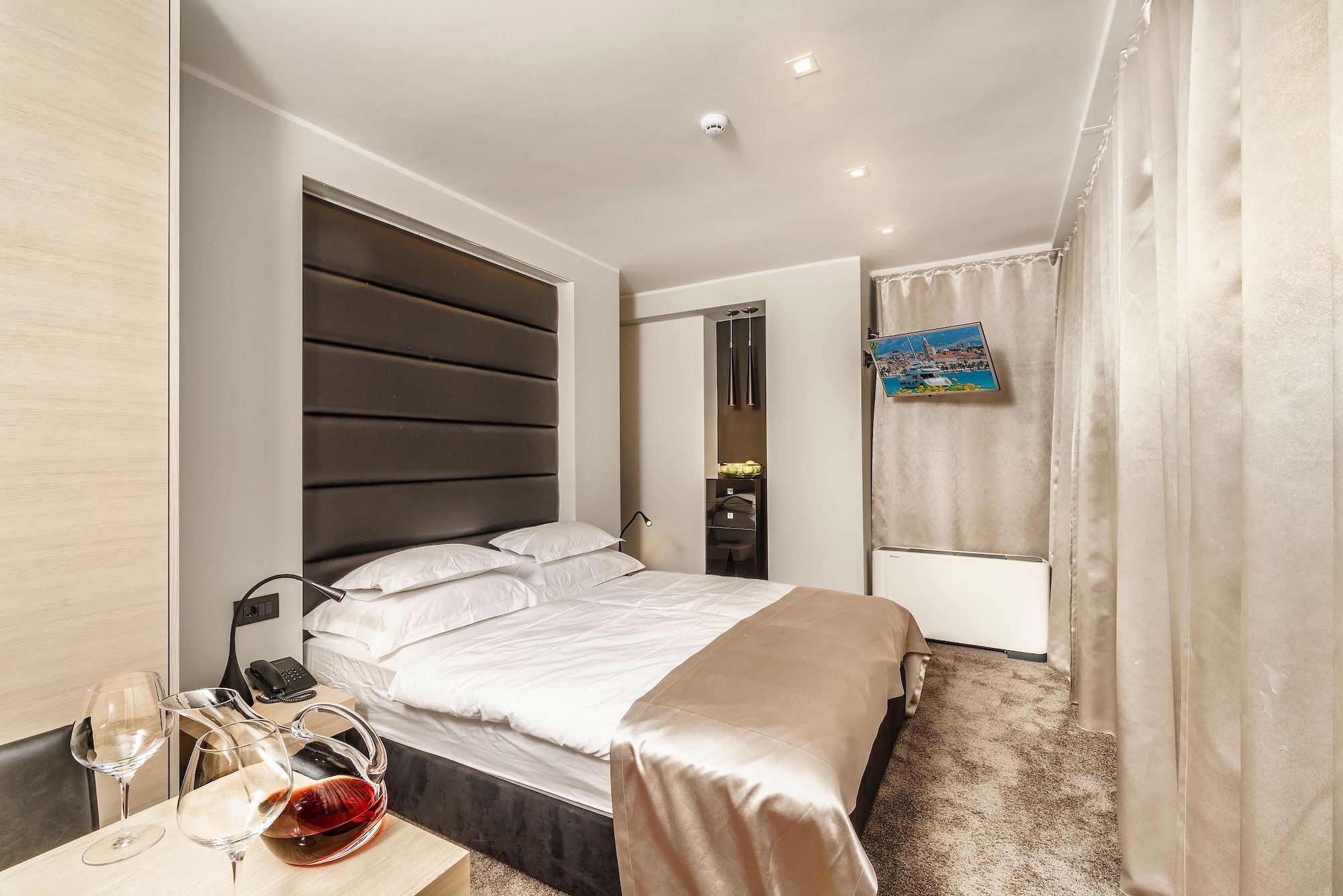 DELUXE, SUITE