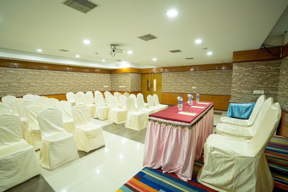 OYO Premium Madurai Fatima College 16/20
