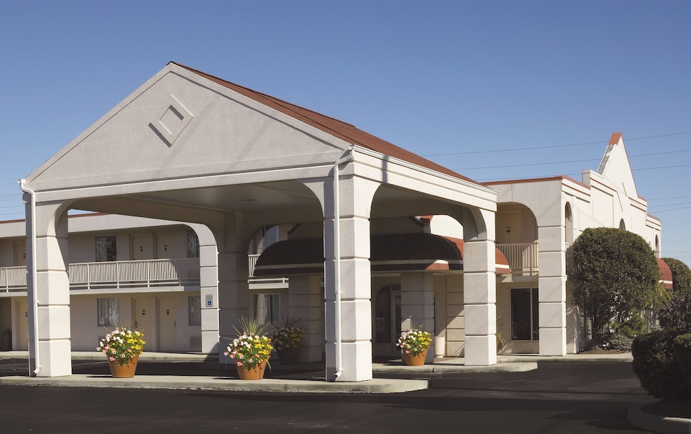 Baymont By Wyndham Sandusky photo2