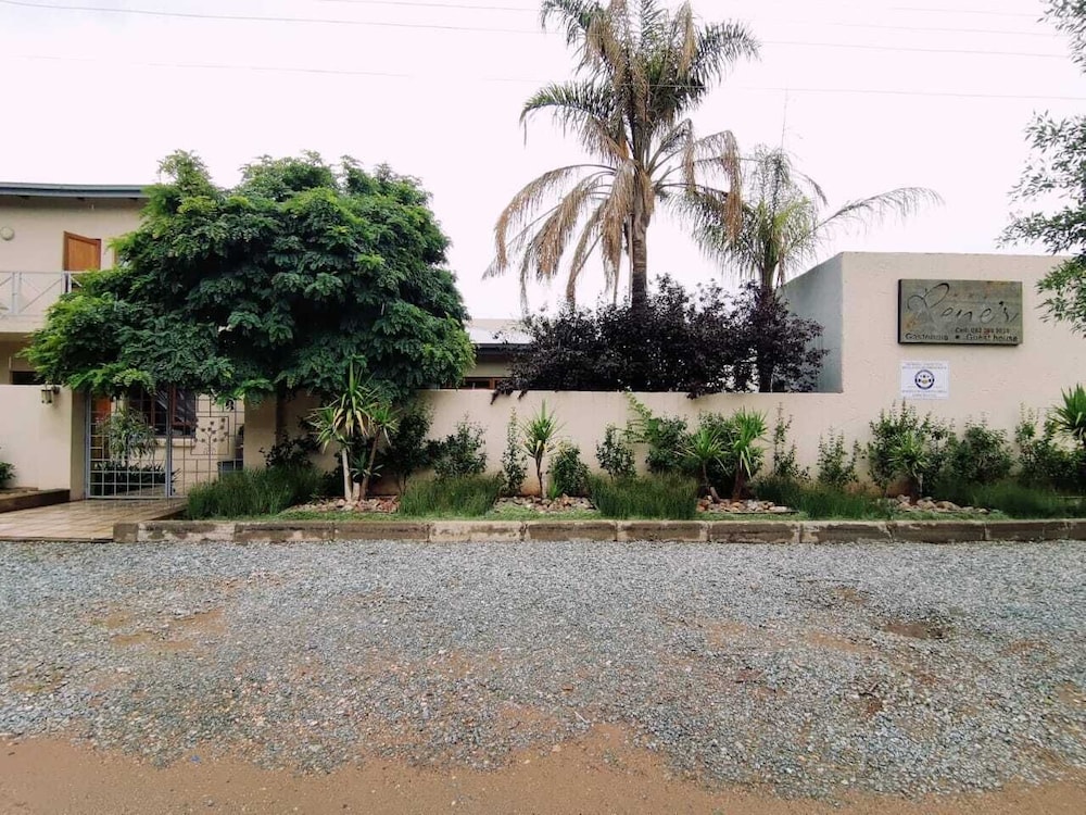 Rene's Guesthouse 30/45