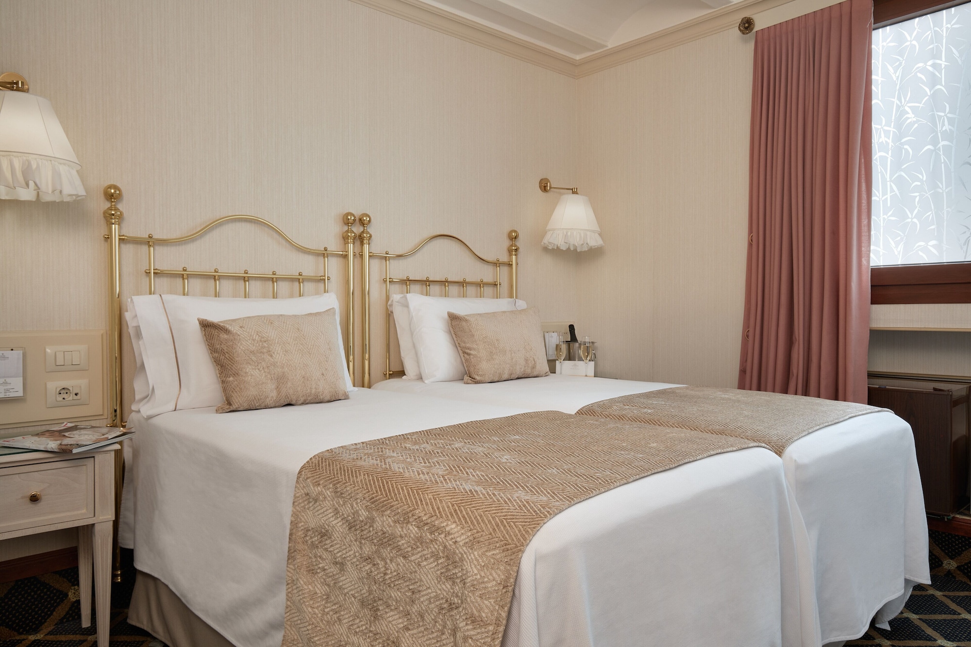 DELUXE, DOUBLE BED