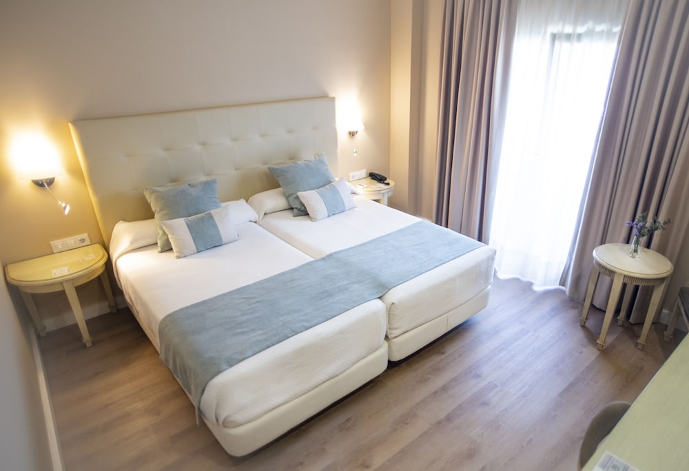 Room, Twin Beds