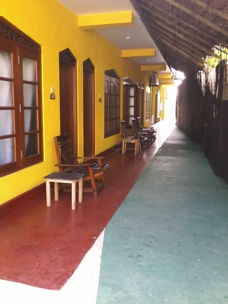 Malika's Yellow House 34/40