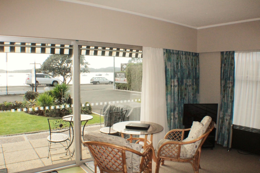 Ala Moana Motel 45/68