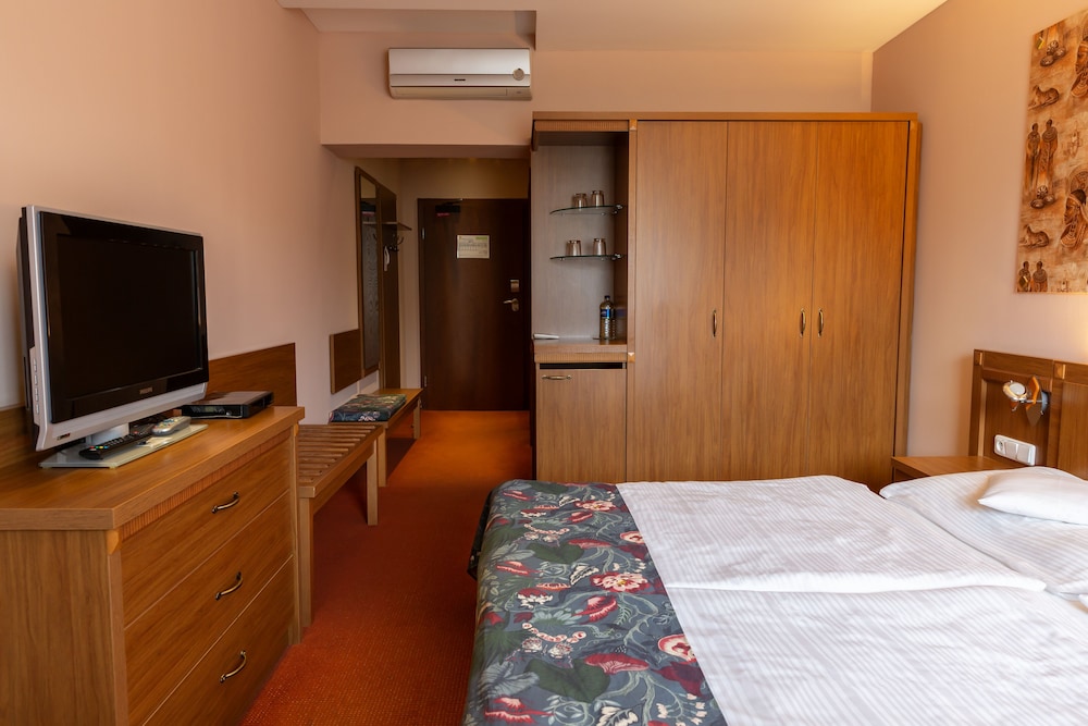Max Inn Hotel 12/50