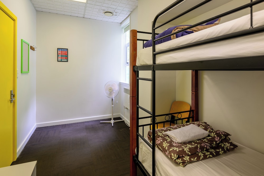 MIXED DORM, TWIN BEDS