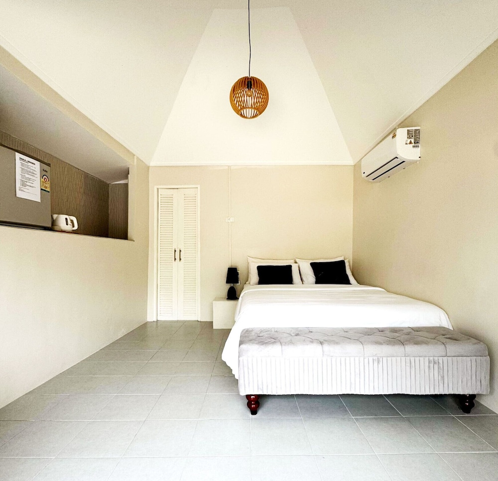 BEACH, BUNGALOW