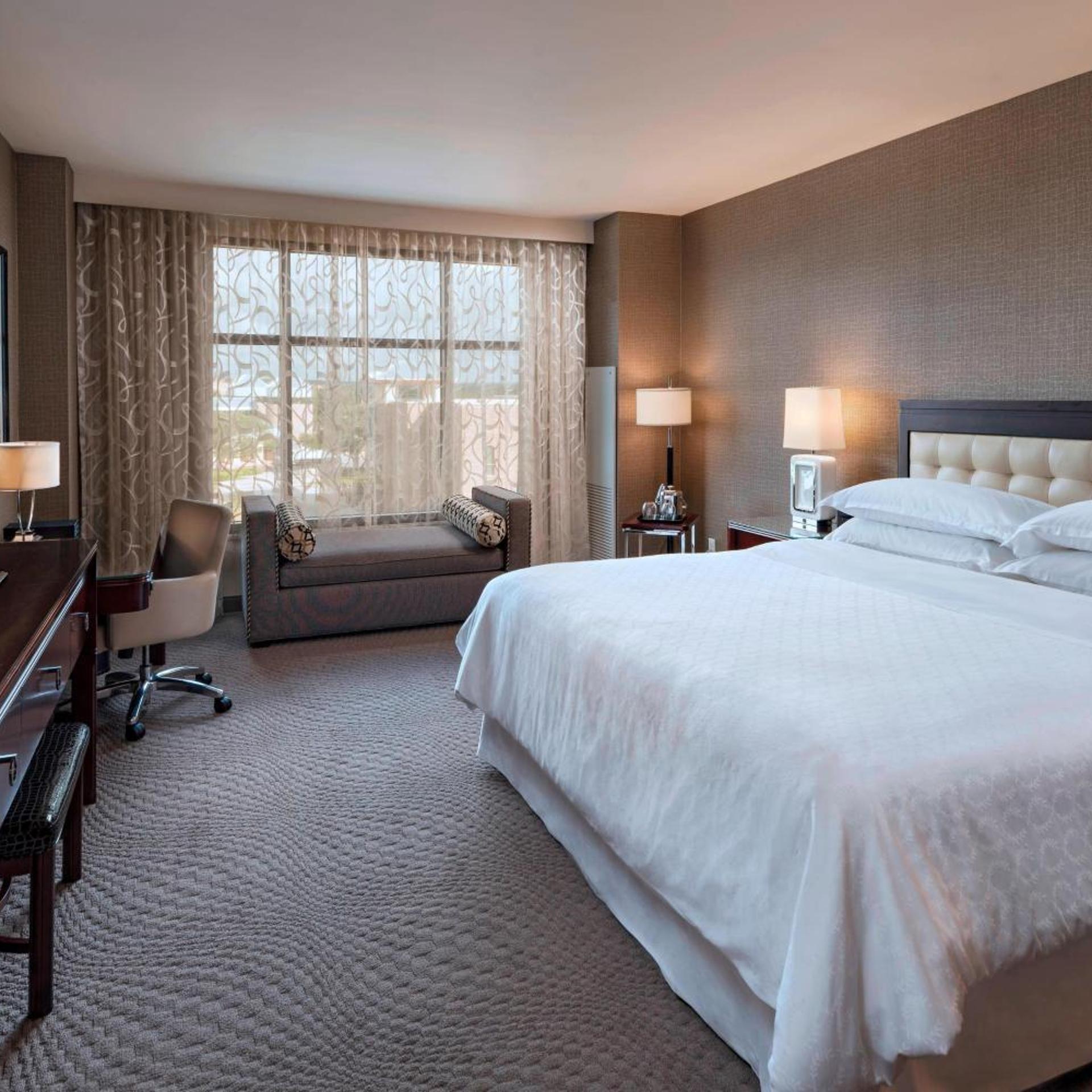Room, King Bed, Pool View, Bathtub, Accessible