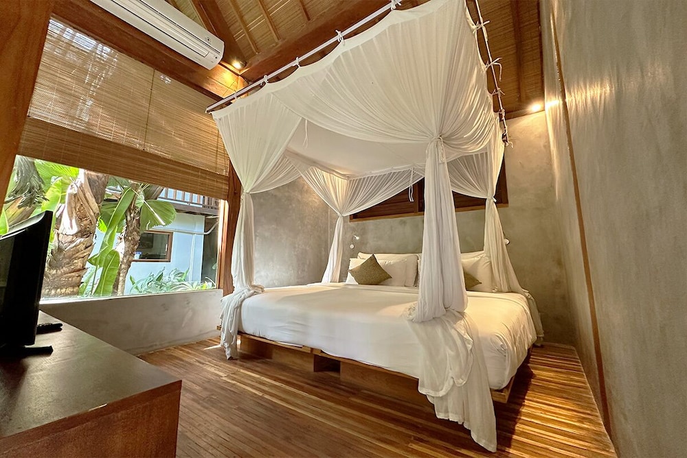 Deluxe, King Bed, Pool Access, Zin Berawa Villas & Bungalows 3/9