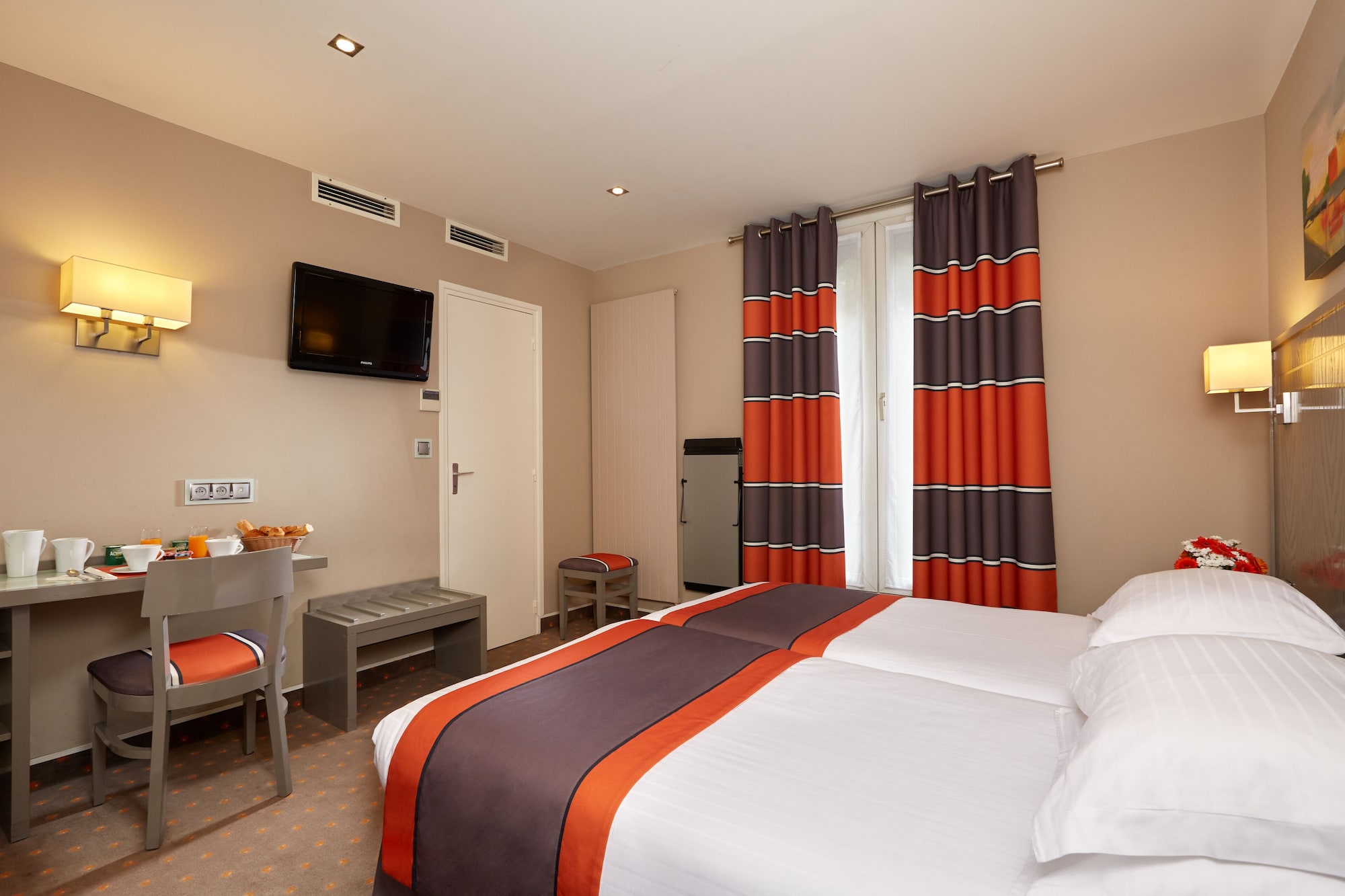 ROOM, TWIN BEDS