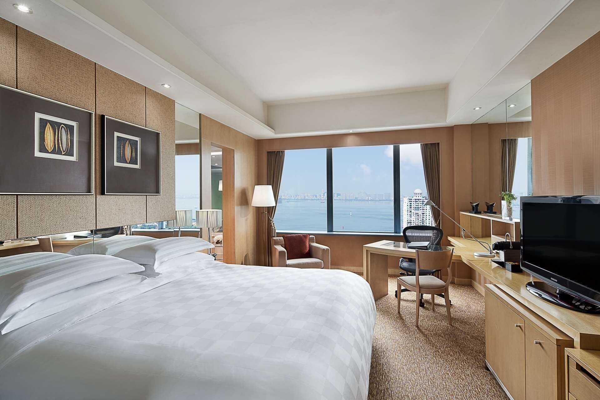DELUXE, DOUBLE BED