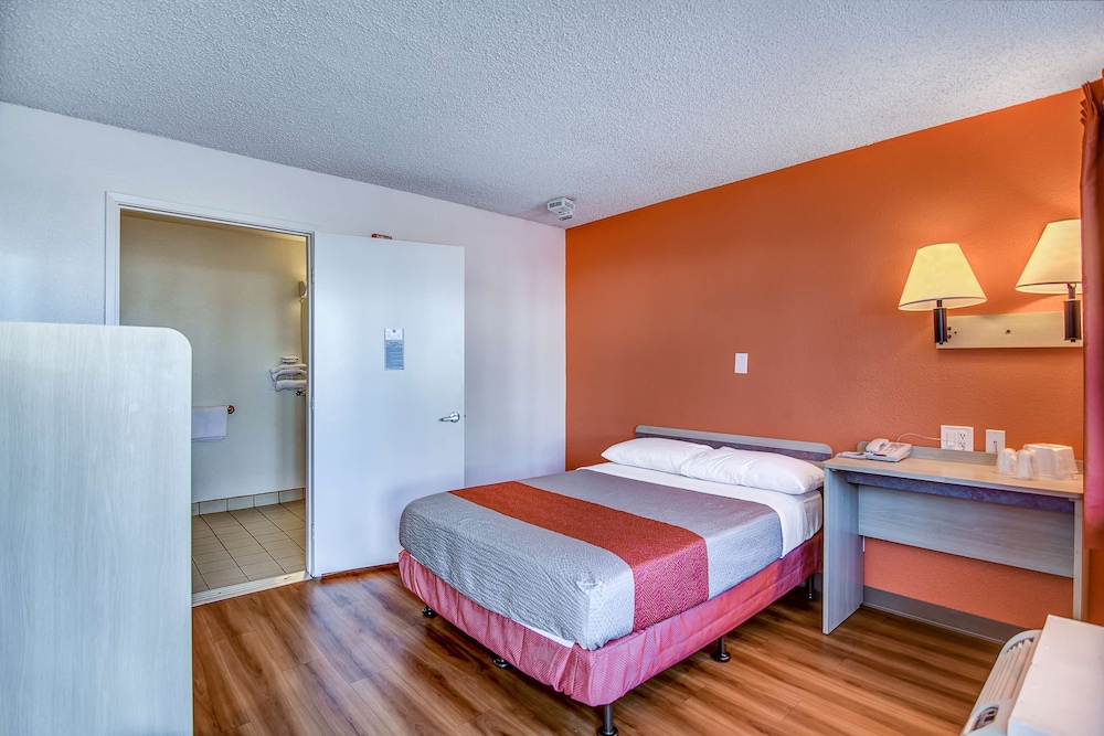 جناح بسرير كوين، Motel6 Stockton, CA - Charter Way West 2/5