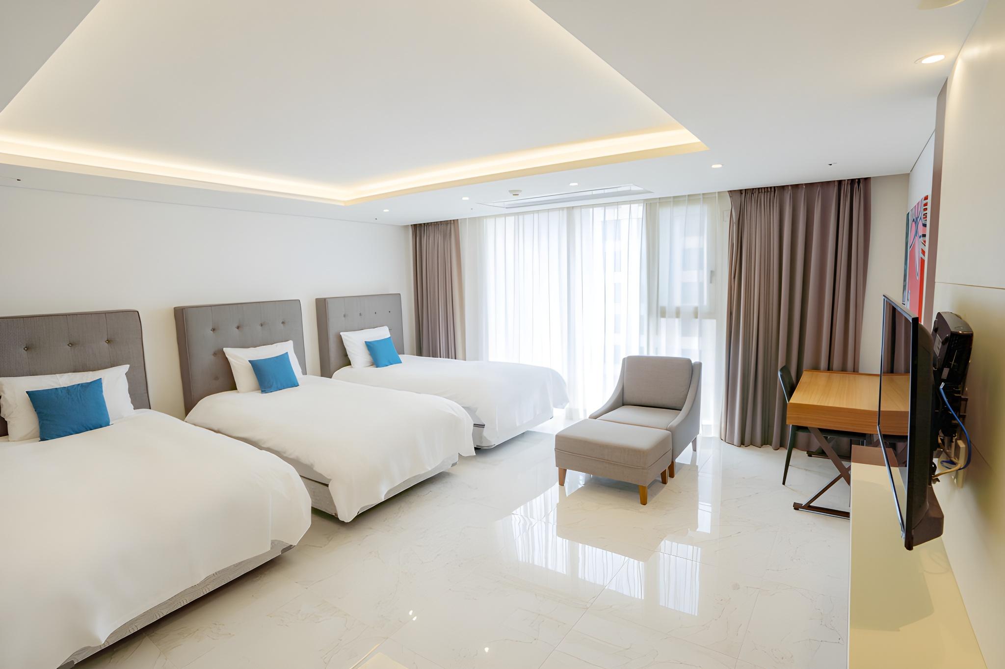 Room, Triple