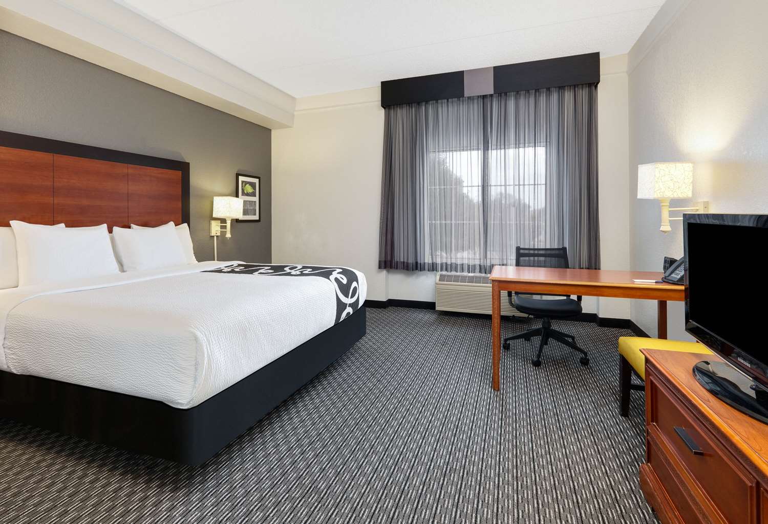 La Quinta Inn Suites Dallas North Central 17/48