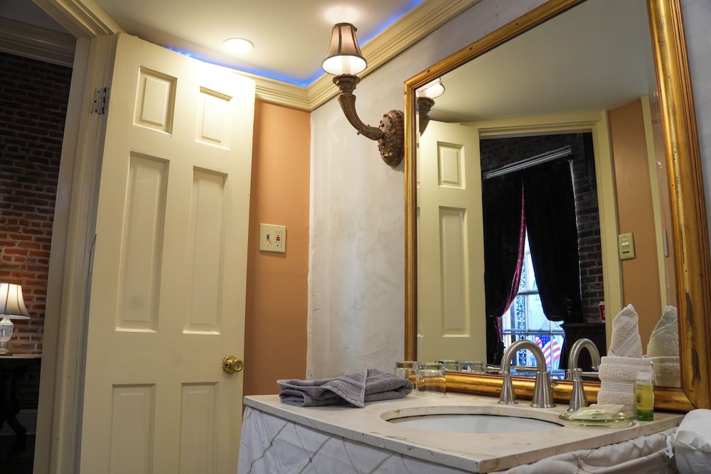 غرفة بسرير كوين بشرفة، The Olivier House Hotel 5/5